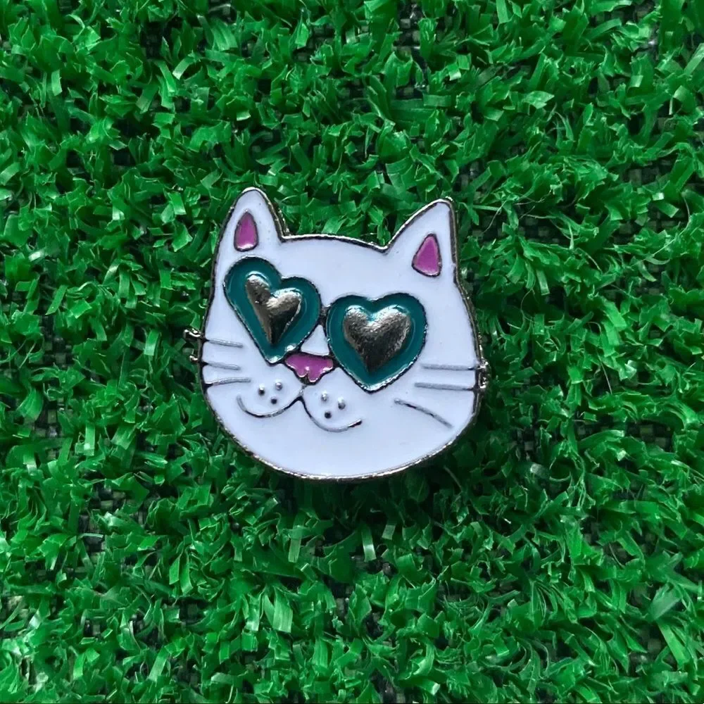 Heart Eyes Kitty Enamel Pin/ Brooch